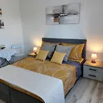 Room Violeta